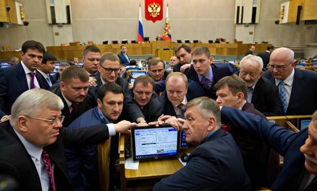 «Пусть зарплату тоже нейросеть получает»: депутаты Госдумы могли использовать ИИ для написания законопроекта