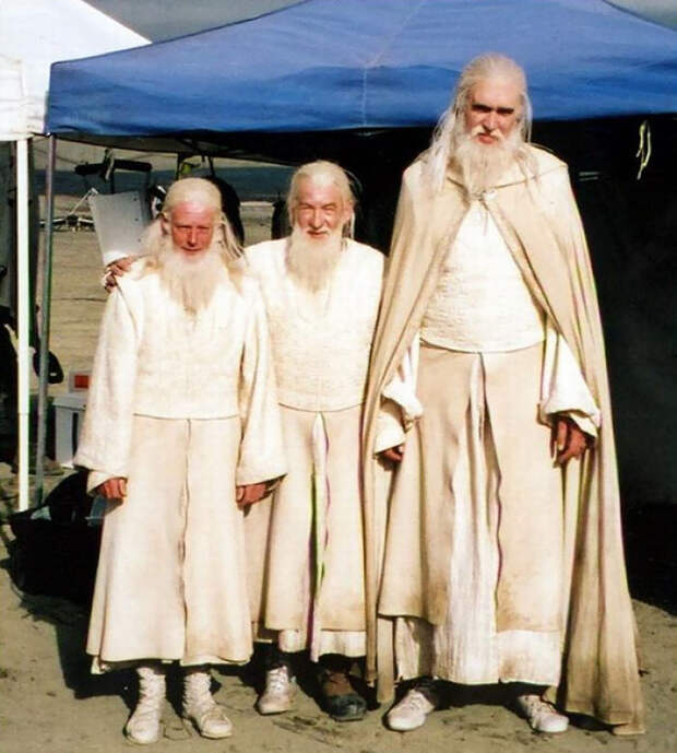 Ian Mckellen With His Stunt Doubles On The Set Of Lotr