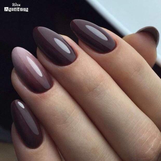 Стильный маникюр в модных темных оттенках