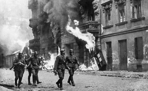 На фото: немецкие солдаты в Варшаве, Вторая мировая война. Точная дата съемки не установлена