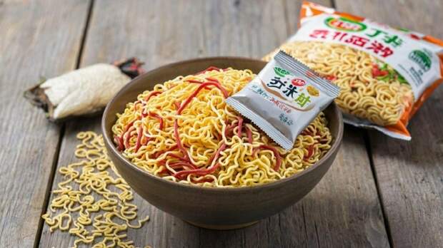 Врач назвала категории людей, которым противопоказан "доширак"