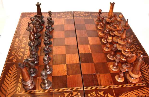 А так выглядит оригинальный набор Killarney Arbutus Wood. Источник фото: https://www.chessantiquesonline.com