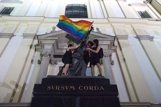 За "украшение" исторических памятников флагами ЛГБТ в Варшаве задержали трёх человек