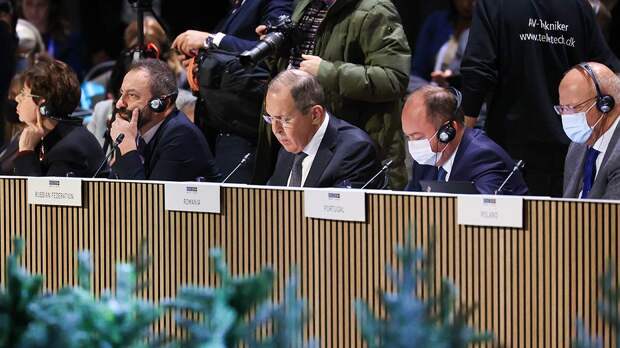 Министр иностранных дел РФ Сергей Лавров (в центре) во время заседания Совета министров иностранных дел (СМИД) Организации по безопасности и сотрудничеству в Европе (ОБСЕ) 