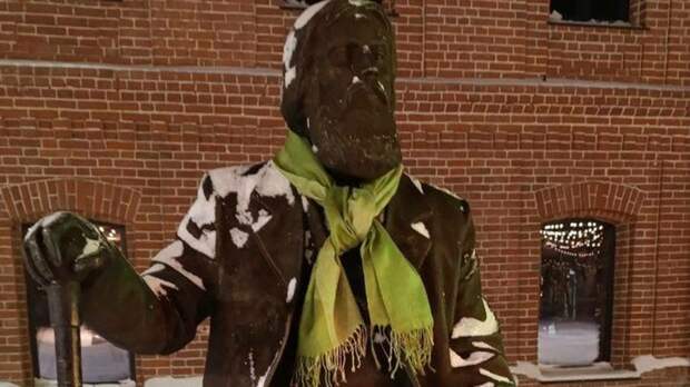 Жительницы Барнаула утеплили скульптуры яркими шарфами в центре города в сибирские морозы