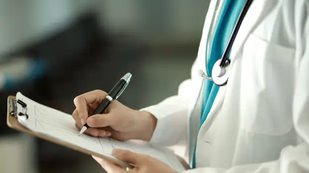 В ФСС уточнили порядок оплаты бумажных больничных за 2021 год