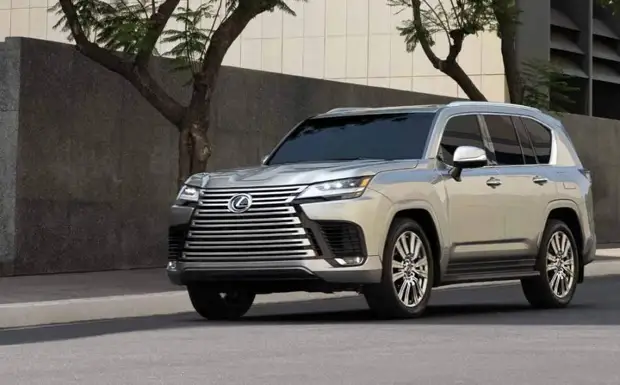 Сотни новых для Приморья Lexus застряли в Японии