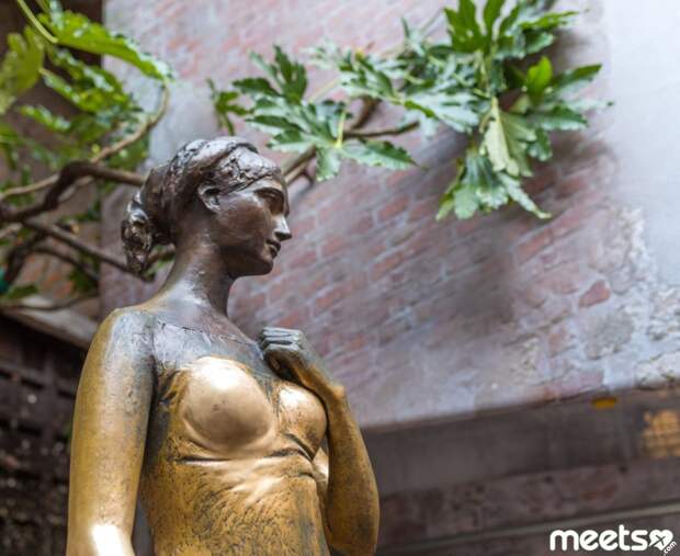 Julieta statue in Verona, Italy Julieta statue in Verona