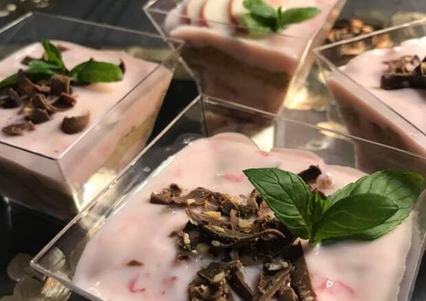 Йогуртовый десерт с печеньем и персиками основное фото рецепта