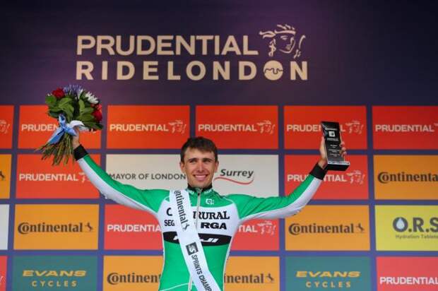 Jonathan Lastra (Caja Rural) с призом лучшего спринтера (фото: Prudential RideLondon)