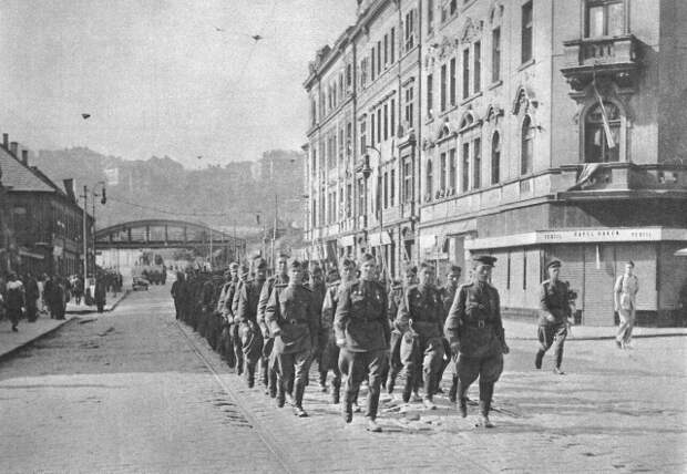 Советские солдаты в освобожденной Праге. 1945