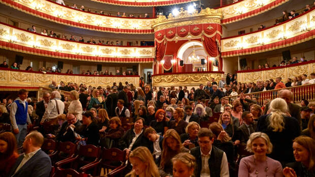 «Чтобы было стыдно»: Песков придумал, как заставить театралов соблюдать дресс-код