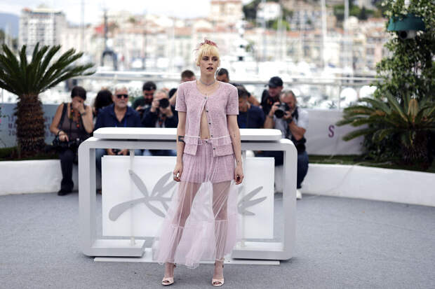 Актриса Кристен Стюарт вышла в свет в прозрачной юбке и топе