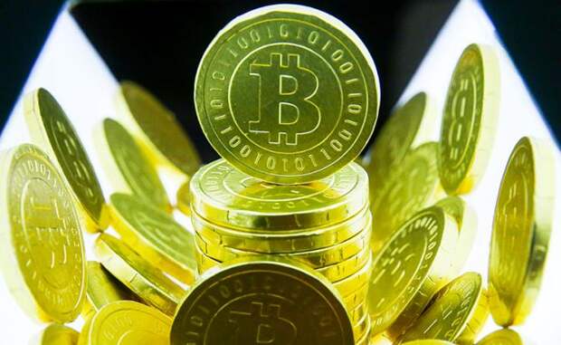 На фото: сувенирные монеты криптовалюты биткойн на форуме Blockchain Life 2018 в КВЦ "Экспофорум"
