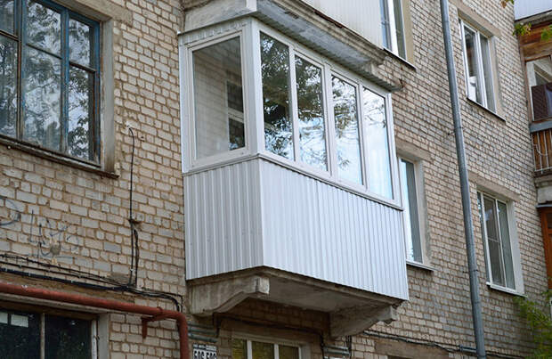 Останутся без застекленных балконов: кого обяжут убрать окна, а заново поставить не разрешат