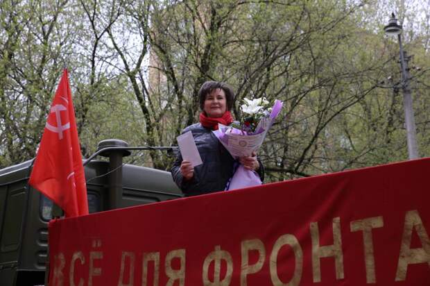 Светлана Разворотнева передала письма от детей московским ветеранам. Автор фото: Сергей Харламов
