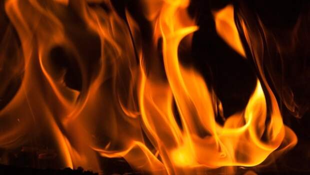 Пожарные ликвидировали возгорание на балконе дома в Калининском районе