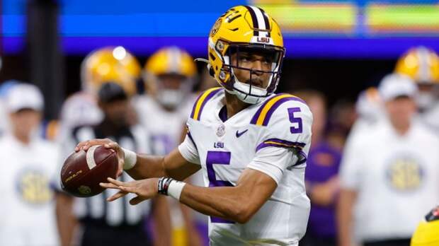 Jayden Daniels throwing for LSU