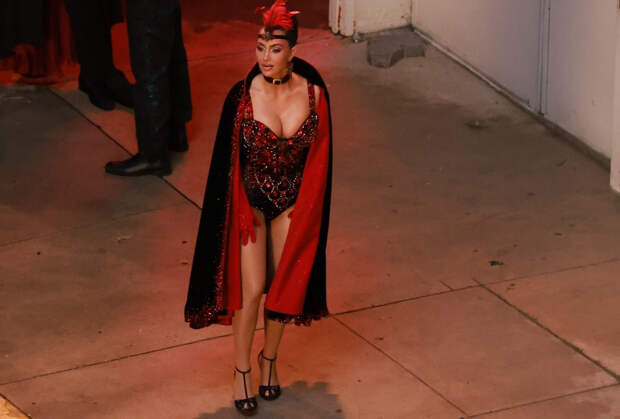 Ким Кардашьян в откровенном боди запечатлели во время съемок фильма