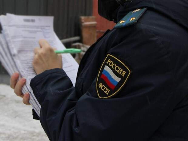Должник заперся в автомобиле, пытаясь спрятаться от приставов