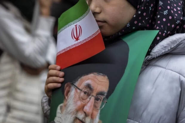 Историк Поликарпов дал свою версию смерти аятоллы Хаменеи в Иране