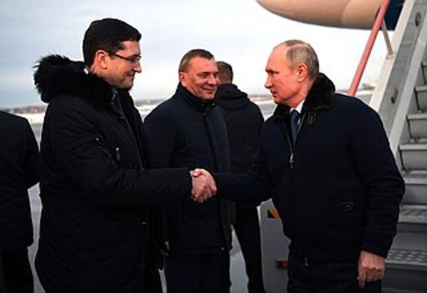 Владимир Путин прибыл в Саров. С губернатором Нижегородской области Глебом Никитиным (слева) и Заместителем Председателя Правительства Юрием Борисовым.
