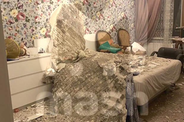 В Петербурге женщина потеряла сознание, когда на нее упал потолок в доме