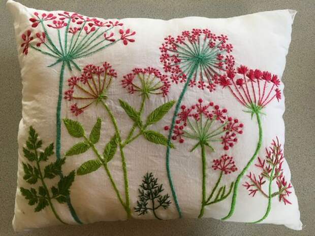 Стежок за стежком: ботаническая вышивка на диванных подушках