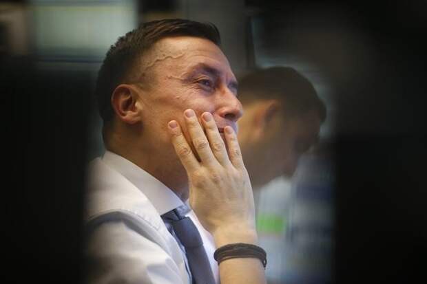 Нефть дешевеет из-за опасений о росте предложения при слабом спросе