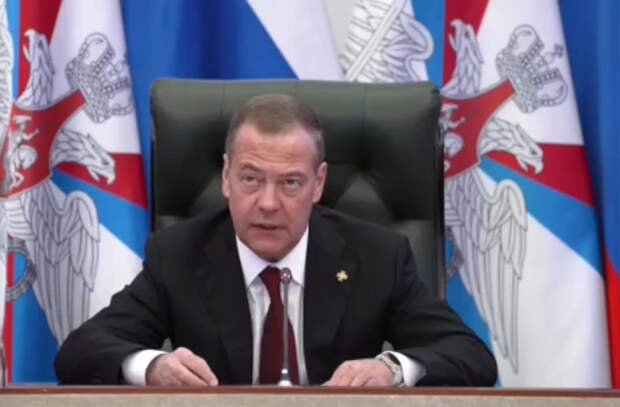 Медведев призвал королей Британии и Швеции вспомнить, что они «царствуют, но не правят»