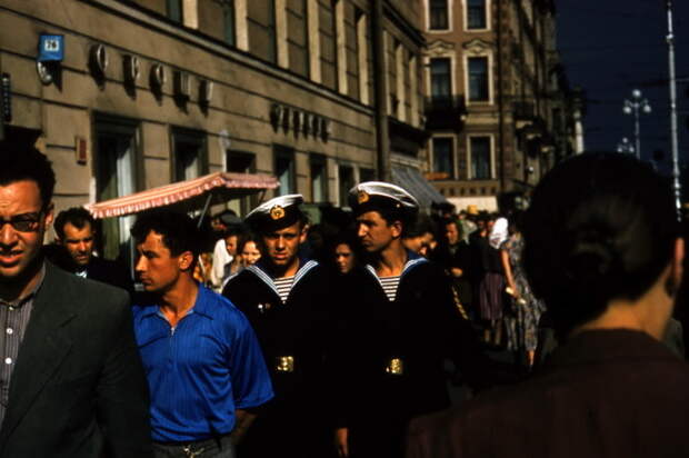 Уличная сцена в центре города в середине 1960-х годах. 