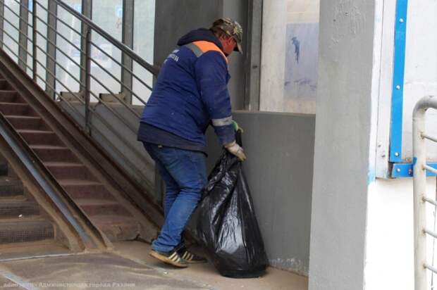 В Рязани провели уборку в надземном пешеходном переходе на остановке «Таможня»