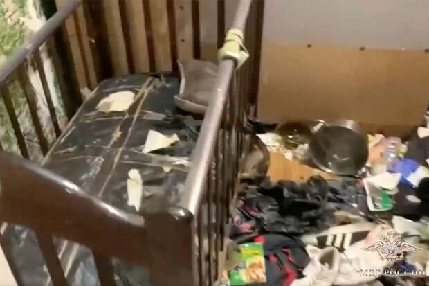 В Красноярске в захламленной квартире нашли трехлетнего мальчика