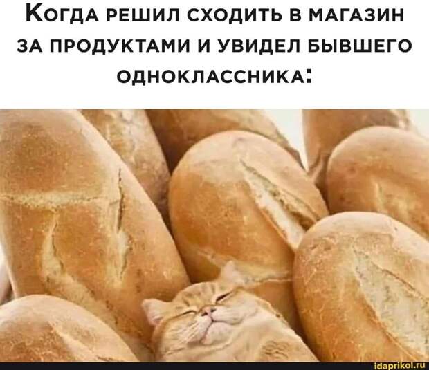 В автобусе женщина-кондуктор подходит к пассажиру - молодому мужчине...