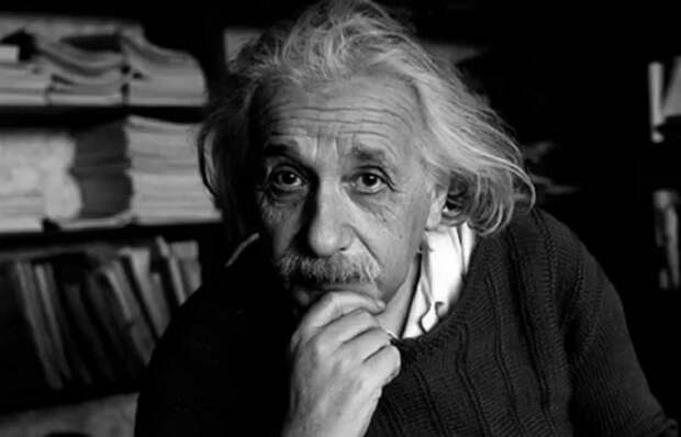 Альберт Эйнштейн - величайший физик XX века.