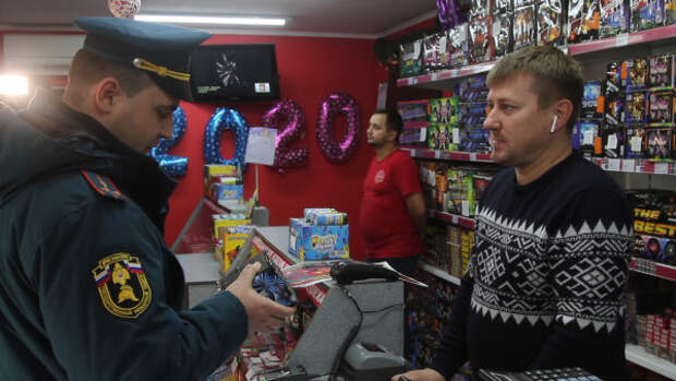 Спасатели Севастополя проверили места продажи пиротехнических изделий