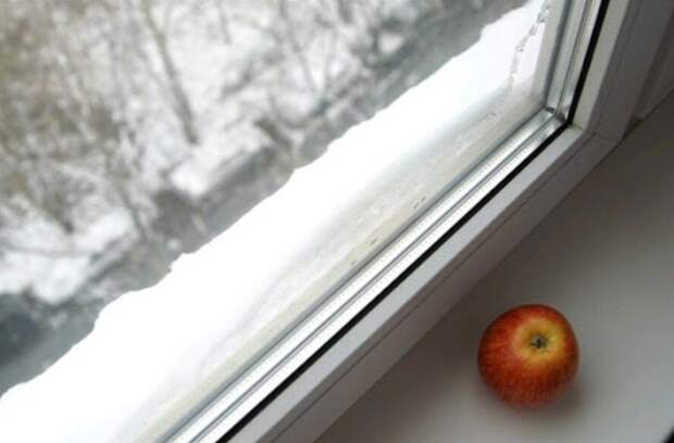 Решила утеплить окна к зиме по хитрому совету соседки. Дома стало куда теплее и уютнее. Хороший и недорогой вариант