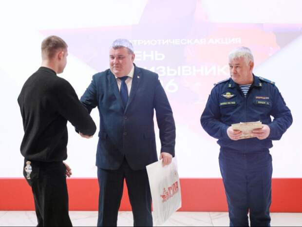 В Туле глава администрации вручил повестки и подарки призывникам в День призывника