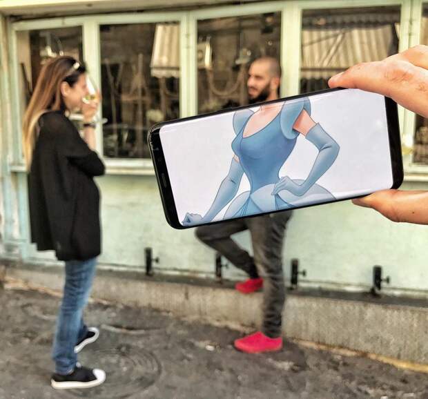 Художник сочетает повседневные предметы с изображениями на смартфоне