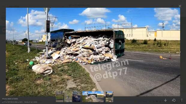 Мусоровоз опрокинулся на улице Недорубова