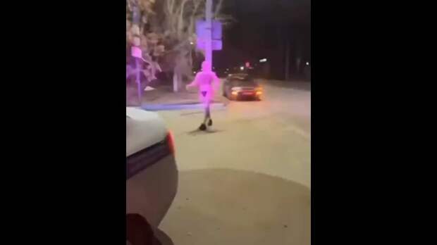 Полуголая многодетная мамаша танцевала стриптиз перед машиной ДПС в Комсомольске-на-Амуре.