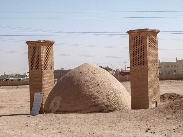 Иран, Йезд, Башни молчания, Колодец с бадгирами для охлаждения воды Иран, Йезд, Башни молчания, Колодец с бадгирами для охлаждения воды