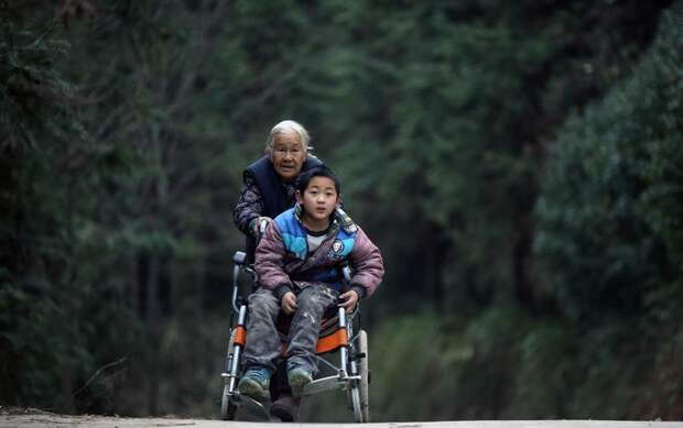 76-летняя бабушка ежедневно проходит 24 километра, чтобы отвезти внука-инвалида в школу бабушка, в мире, внук, забота, инвалид, люди, школа