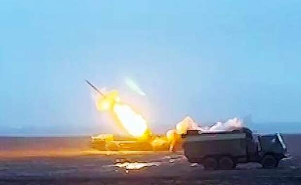 На фото: боевая работа расчетов реактивных систем залпового огня (РСЗО) "Торнадо-С"