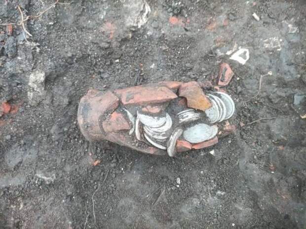 В Туле при археологических работах нашли клад из 79 серебряных монет