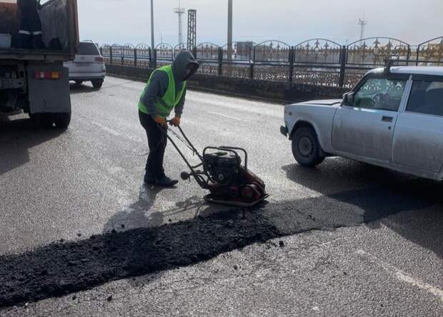 В Караганде начали ремонтировать дороги холодным асфальтом