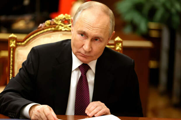 Путин поздравил россиян с Днем защитника Отечества