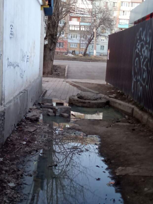 Макеевка,квартал гвардейский д18,харчевня хлебный рай забила канализацию