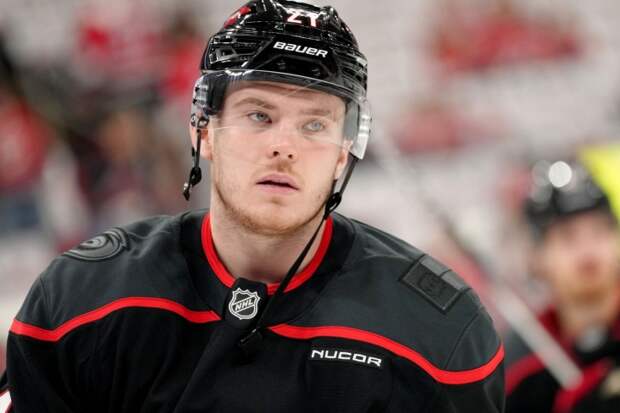 Каролина обыграла Нью-Йорк Айлендерс — 2:1 в матче НХЛ 15 апреля 2026