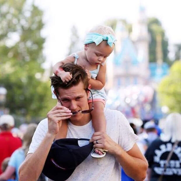 С ребенком на плечах. Instagram: dilfs_of_disneyland.